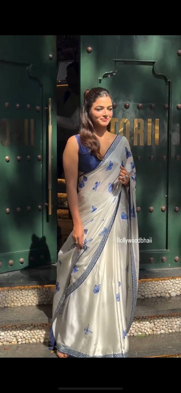Women’s Chic Snow White Georgette Saree with Vibrant Blue Butterfly Digital Print & Contrasting Border – Perfect for Casual Outings & Day Events